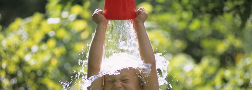 Ребенок обливается водой
