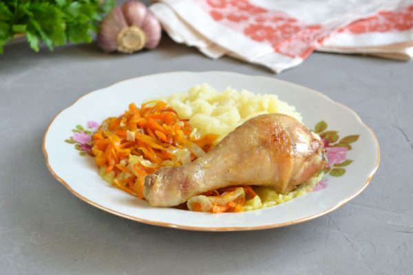 Куриные ножки с морковью и луком в духовке