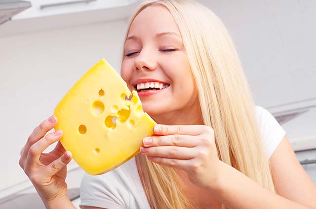 Девушка с сыром